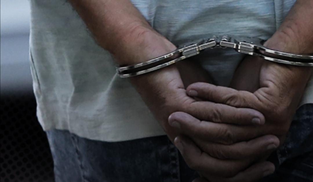 Violaba a hijastra y amenazaba con matar a su madre y abuela